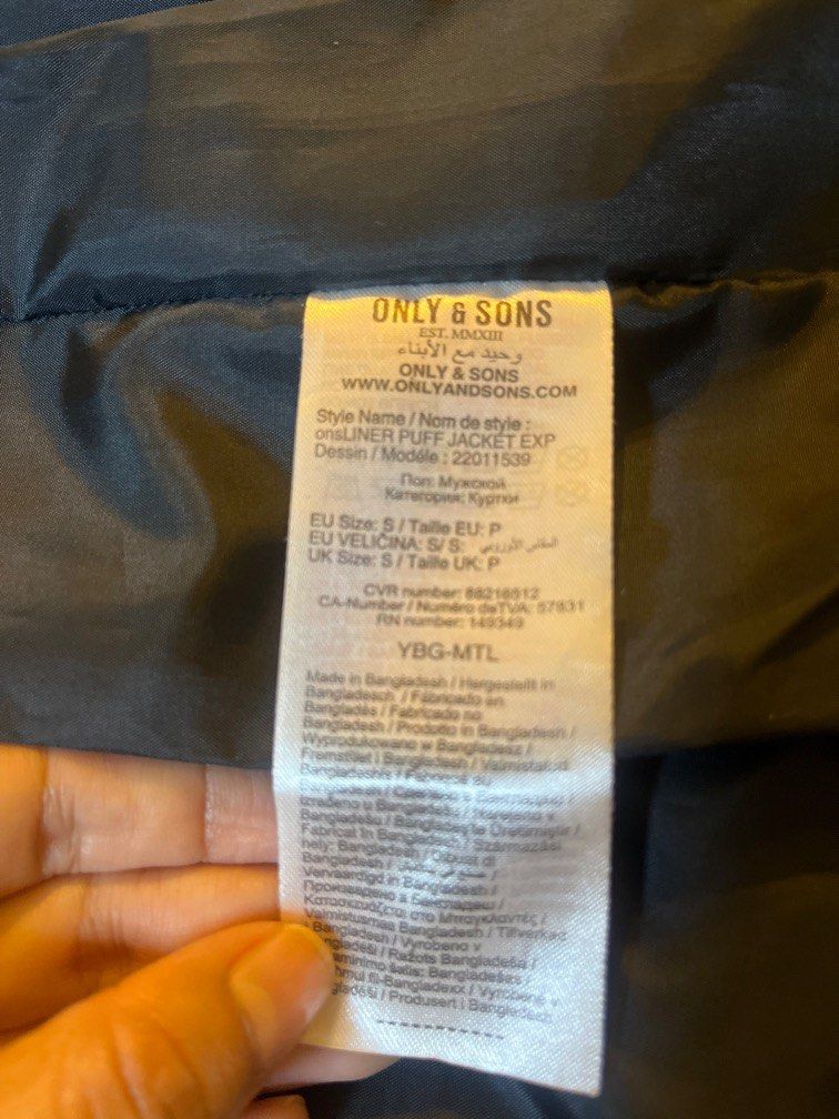 Winter Jacket (Category: Coats, Jackets and Outerwear) located in Singapore. Submitted by gloriousjee (Listing ID 1337017443, Image 9). Description: .