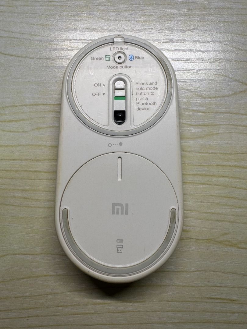 Wireless Mouse (Category: Mouse & Mousepads) located in Singapore. Submitted by limejuice (Listing ID 1344708389, Image 2). Description: Slim and lightweight wireless mouse. Option to connect via BlueTooth or USB dongle. .