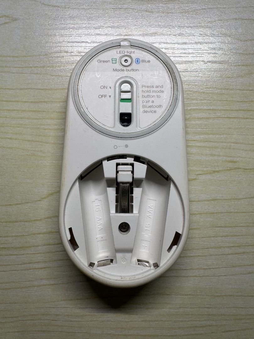 Wireless Mouse (Category: Mouse & Mousepads) located in Singapore. Submitted by limejuice (Listing ID 1344708389, Image 3). Description: Slim and lightweight wireless mouse. Option to connect via BlueTooth or USB dongle. .