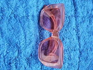 Cat eyes pink glasses