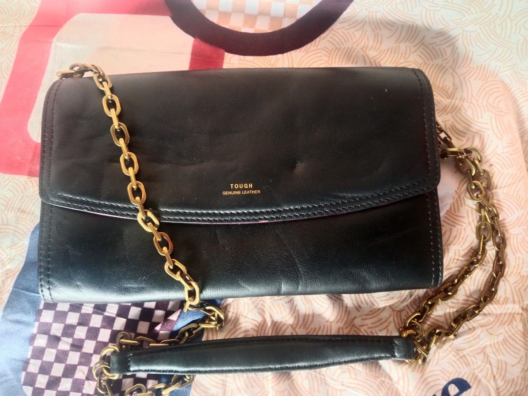 Tough Chain Sling accordion Bag (Category: Purses & Pouches) located in Taguig. Submitted by lhet-lhet (Listing ID 1339799041, Image 2). Description: 💎PRELOVED💎 👜 size 9w x 5 1/2 H inches 👜Genuine Leather Material 👜card slot/ 3 compartments 👜Chain Long Strap 👜NO FLAWS : with Minimal RUBS and DENTS as a sign of usage (see photos) looks new inside. ready to use! 👜No refund/No Exchange 🦩 Items are PRELOVED , So Manage your Expectation 📌 It