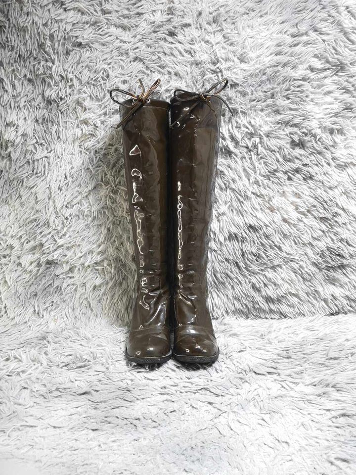 DARK BROWN PATENT LEATHER KNEE HIGH BOOTS (Category: Boots) located in Santa Cruz. Submitted by jmy_surplus.2 (Listing ID 1339925915, Image 1). Description: Size ; 23cm Color ; Dark Brown Type ; Boots Brand ; No brand Material ; Leather Style ; Dark Brown Patent Leather Boots LR 7 JMY 4.