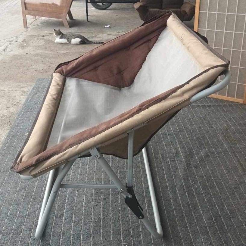 Folding comfortable camping chair (Category: Chairs) located in Quezon City. Submitted by matetdevis13 (Listing ID 1339847509, Image 3). Description: Folding Comfortable Camping Chair Price: 2,700 L42.5 x W32 x H14/28 In good condition Code AKC B11-863.