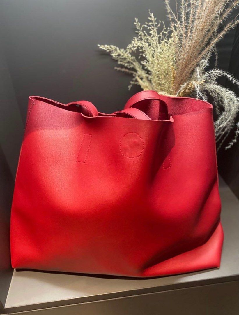 GVN Charlie 2.0 Tote Bag (Category: Shoulder Bags) located in Las Pinas. Submitted by shoptav (Listing ID 1339758044, Image 1). Description: Actual photos posted too.