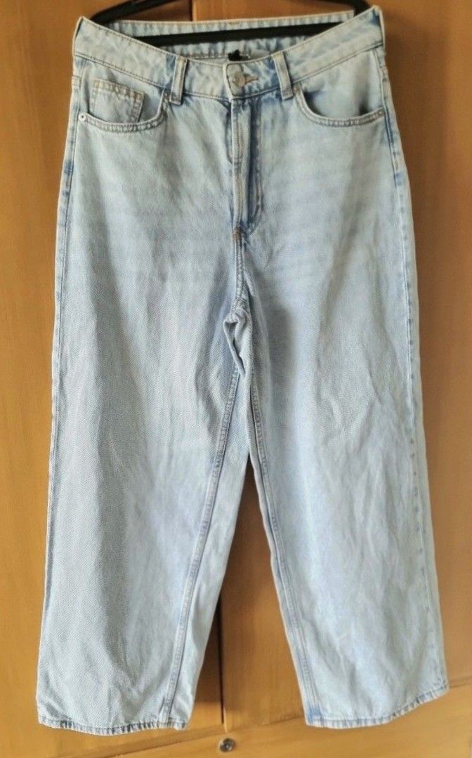 H&M Baggy Jeans (Category: Jeans) located in Silang. Submitted by secondsssssss (Listing ID 1330673777, Image 2). Description: used once. waist - 27 inches length - 37 inches rfs: not my style.