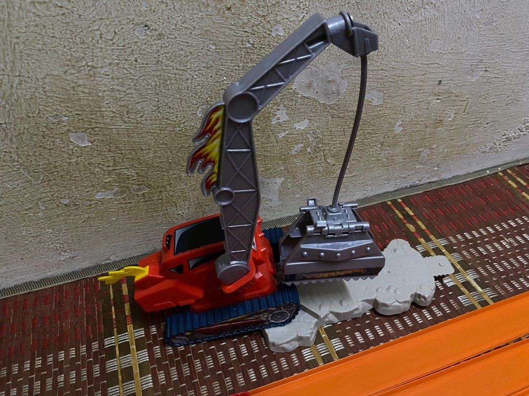 Hot Wheels Crane Crasher Track Hobbies Toys Toys Games on Carousell