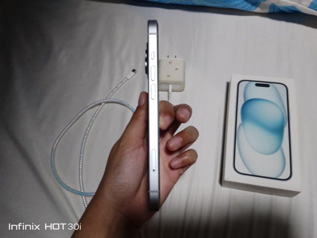 Iphone 15 128gb (Category: iPhone 15 Series) located in Cavite. Submitted by yang233 (Listing ID 1339767840, Image 2). Description: bought last may 13 lady owned 97% batt health/ ios 17 kasi mabagal wifi sa bahay kayo na lang mag update covered pa ni apple hanggang May 2025 pwede sa maarte, no dents/scratches meetup lang para ma test niyo unit inclusions: original cable and 20watts anker adapter .