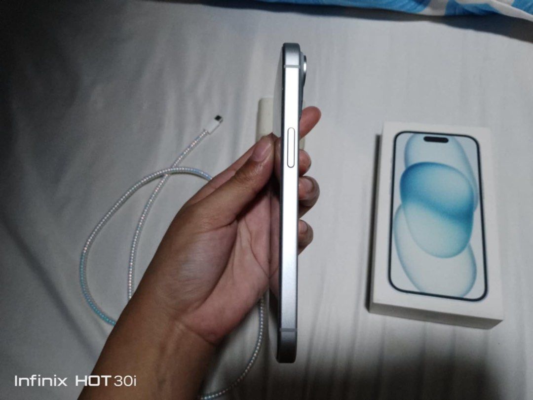 Iphone 15 128gb (Category: iPhone 15 Series) located in Cavite. Submitted by yang233 (Listing ID 1339767840, Image 3). Description: bought last may 13 lady owned 97% batt health/ ios 17 kasi mabagal wifi sa bahay kayo na lang mag update covered pa ni apple hanggang May 2025 pwede sa maarte, no dents/scratches meetup lang para ma test niyo unit inclusions: original cable and 20watts anker adapter .