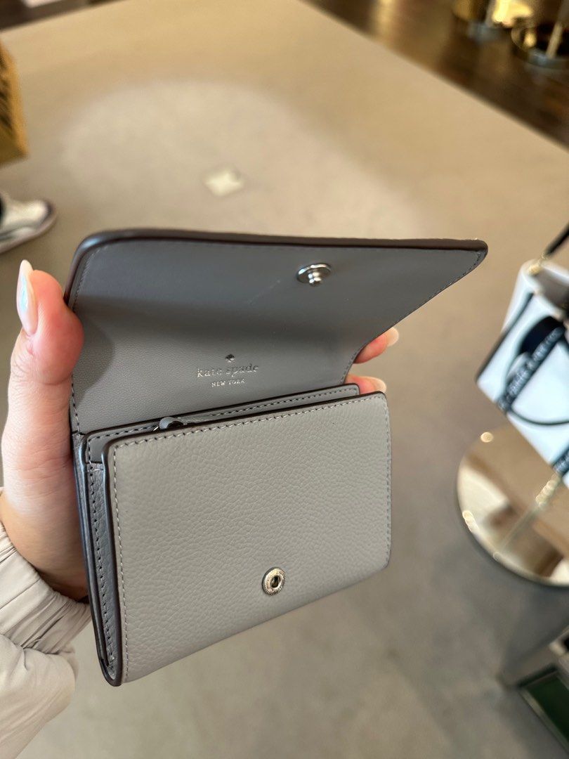 KATE SPADE Kayla Pebbled Wallet (Category: Luxury Bags & Wallets) located in Pasig City. Submitted by teppydevera (Listing ID 1339902748, Image 3). Description: - brand new from Tokyo, Japan (bought last Nov 23,2024) - original price: ₱17,000 - selling for ₱5,500 - no to cheap hagglers and low ballers aka barat - guaranteed authentic and original! ✅ LOC: C. Raymundo Avenue, Rosario, Pasig City ✅ MOP: gCash, BPI and Maya ✅ shipping c/o buyer (bawa