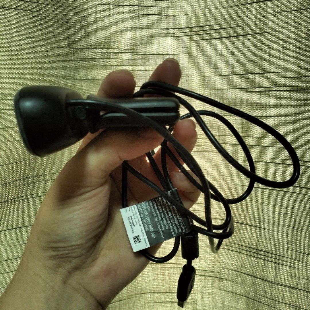 LOGITECH C270 HD WEBCAMERA (Category: Webcams) located in Manila. Submitted by her_itemsph (Listing ID 1339758026, Image 3). Description: 🤳~ Level up that selfie or video calls with your loved ones with this WEB CAMERA! 📸 ✨ Hi, this item is for sale and is in pristine condition! BRAND: LOGITECH CONDITION: SLIGHTLY USED, AS GOOD AS NEW ITEM INFO: 720 Pixels / 30 FPS (works with chromebook) Has auto-light correction Has mono noise-reducing microp