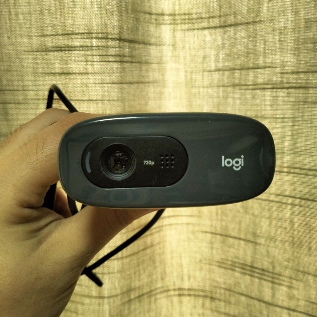 LOGITECH C270 HD WEBCAMERA (Category: Webcams) located in Manila. Submitted by her_itemsph (Listing ID 1339758026, Image 2). Description: 🤳~ Level up that selfie or video calls with your loved ones with this WEB CAMERA! 📸 ✨ Hi, this item is for sale and is in pristine condition! BRAND: LOGITECH CONDITION: SLIGHTLY USED, AS GOOD AS NEW ITEM INFO: 720 Pixels / 30 FPS (works with chromebook) Has auto-light correction Has mono noise-reducing microp