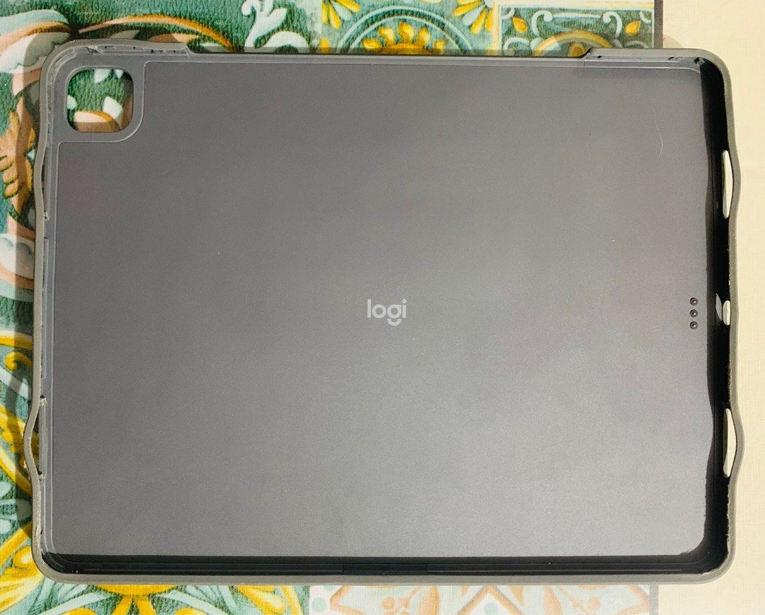 Logitech Combo Touch for iPad Pro 12.9 (Category: Computer Keyboard) located in Marikina City. Submitted by ygboy (Listing ID 1339892823, Image 3). Description: Compatible with iPad Pro 12.9 inches. The keyboard is working properly, tested with my new Logitech Combo Touch 13” M4(last pic) since same magnet lang sila. NO BOX. RFS: Not compatible with my iPad Pro 13” m4 dahil manipis yung iPad Pro 13” m4 hindi maka-connect ng mga pins sa likod ng i