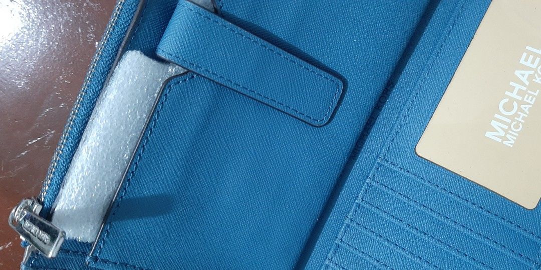 Authentic Michael Kors Wallet Wrislet (Category: Wallets & Card holders) located in Pasig City. Submitted by itsdeclutter_time (Listing ID 1339802196, Image 2). Description: brand new wristlet fits phone pick up pasig/ taguig area mop: gcash or bpi.