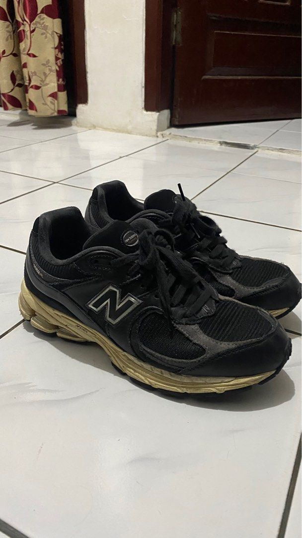 new balance 2002r nb 2002r black white, Fesyen Pria, Sepatu