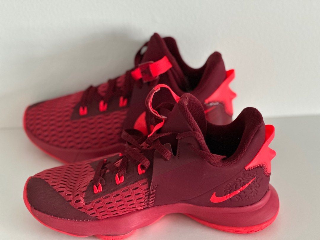 Nike ZOOM CQ9381 (Category: Sneakers) located in Singapore. Submitted by ingridbrab52235 (Listing ID 1339745708, Image 1). Description: .