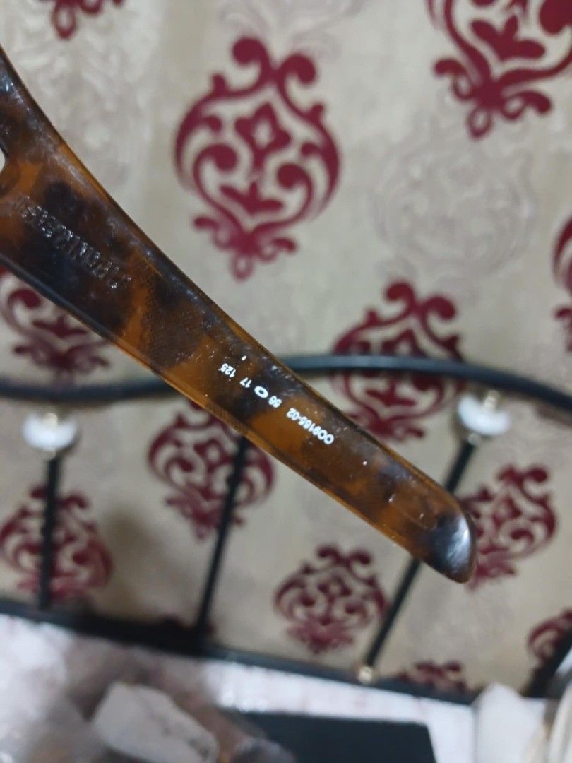 Oakley Sunglass (Category: Luxury Accessories) located in Marikina City. Submitted by laila15 (Listing ID 1339909982, Image 2). Description: Oakley Sunglass Available.