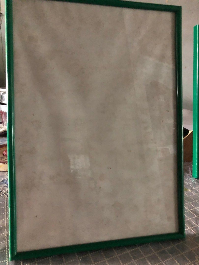 Picture / certificate frame (Category: Frames & Pictures) located in Manila. Submitted by eulogimenos53 (Listing ID 1339748673, Image 2). Description: Picture / certificate frame Can be on table top or wall mounted A4 size, in green or blue border .