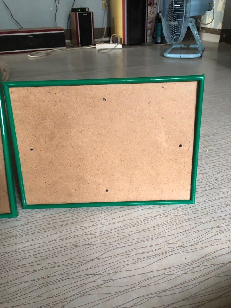 Picture / certificate frame (Category: Frames & Pictures) located in Manila. Submitted by eulogimenos53 (Listing ID 1339748673, Image 1). Description: Picture / certificate frame Can be on table top or wall mounted A4 size, in green or blue border .