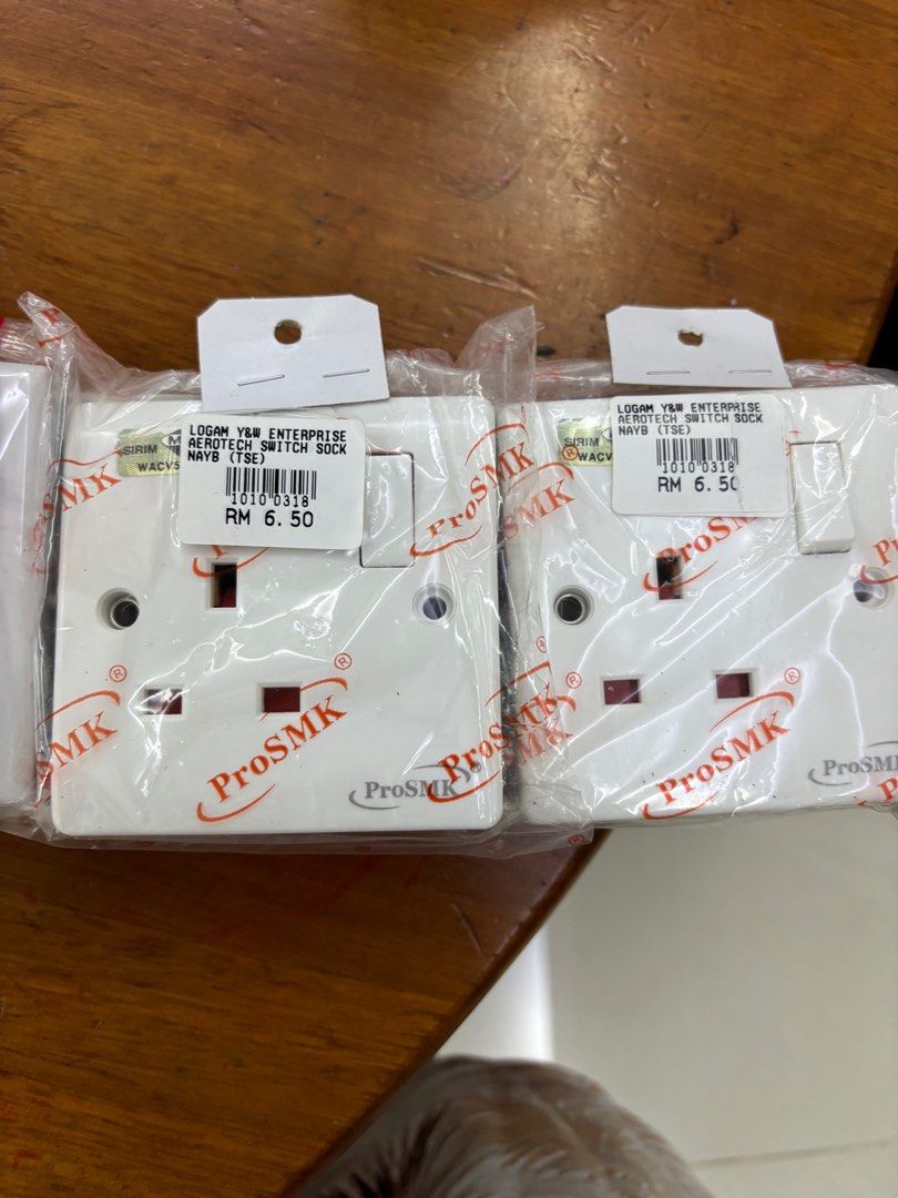 Power point / switch socket with casing (Category: Electrical, Adaptors & Sockets) located in Petaling Jaya. Submitted by mandagabriella (Listing ID 1339773592, Image 3). Description: Brand new never used. Accidentally bought extra. Willing to deliver bandar utama area. Will give casing for free..
