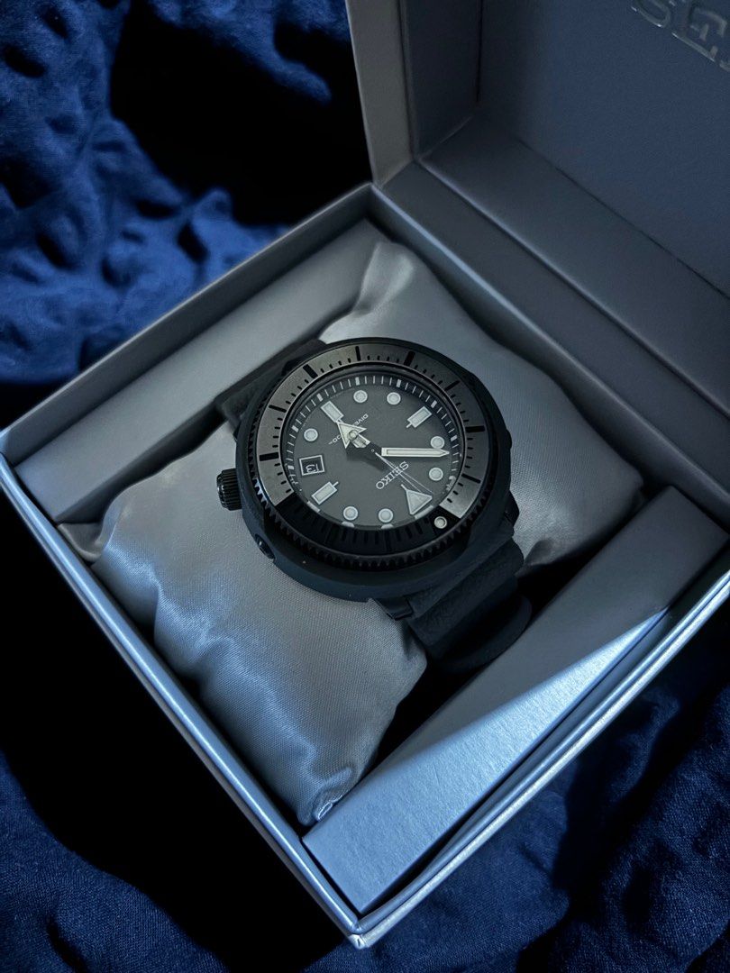 seiko prospex solar diver's 200m sne537p1 (Category: Men's Watches) located in Taguig. Submitted by theresaan (Listing ID 1339906331, Image 1). Description: Slightly used Good as New Full box w/ certificate of guarantee card Selling reason : stopped collecting watches Pick up : BGC (buyer’s responsibility) Movement Caliber Number V157 Movement Type Solar Precision ±15 seconds per month Power reserve Operating for approx. 10 months (when fully cha