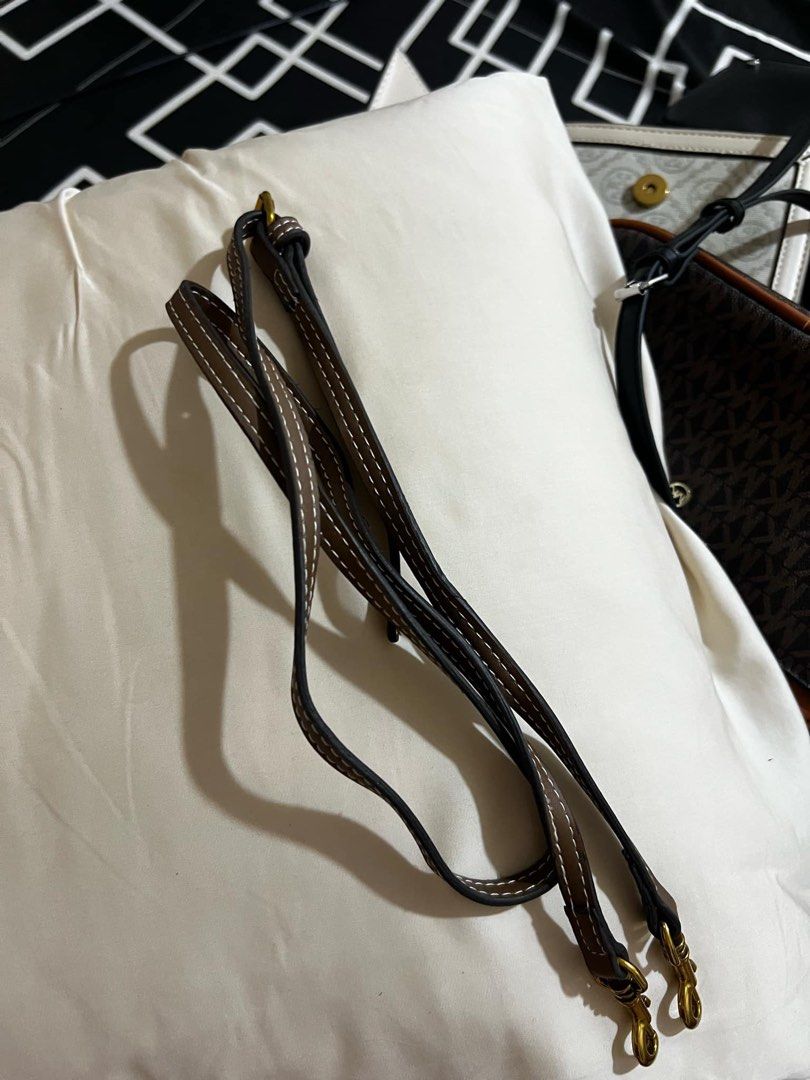 Tory Burch Bag (Category: Luxury Bags & Wallets) located in Manila. Submitted by pp_doesit (Listing ID 1339841344, Image 3). Description: Bag only No issues 700 Dasma Cavite area.