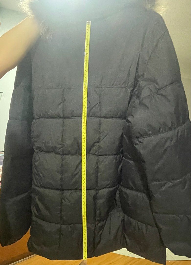 Winter Jacket (Category: Coats, Jackets and Outerwear) located in Singapore. Submitted by aquagc (Listing ID 1333119172, Image 3). Description: Grey winter wear Hood removable .