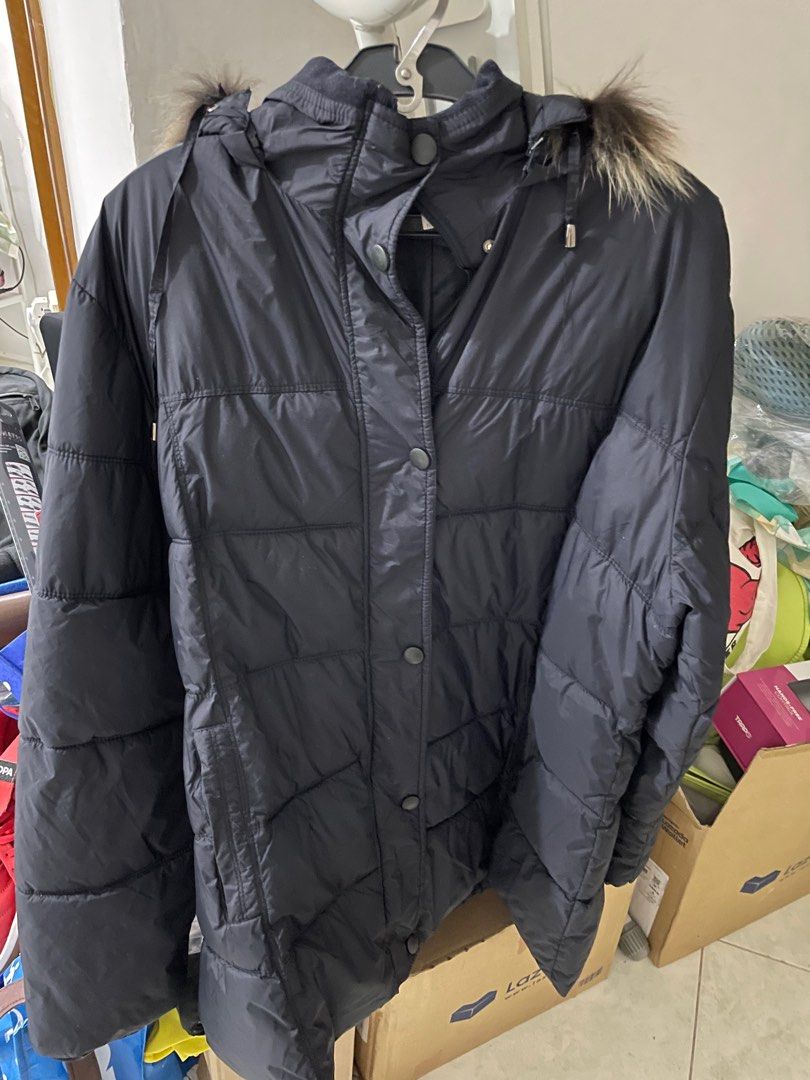 Winter Jacket (Category: Coats, Jackets and Outerwear) located in Singapore. Submitted by aquagc (Listing ID 1333119172, Image 2). Description: Grey winter wear Hood removable .
