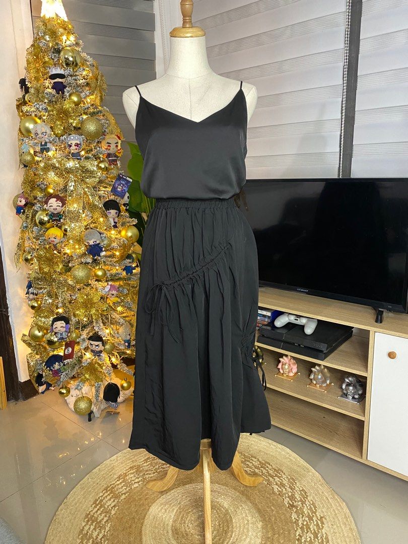 Black long skirt #21 (Category: Skirts) located in Binan City. Submitted by _bevalmazora (Listing ID 1339931267, Image 1). Description: Condition: 10/10 Color rate: 10/10 W:23-36” L: 29.5” .