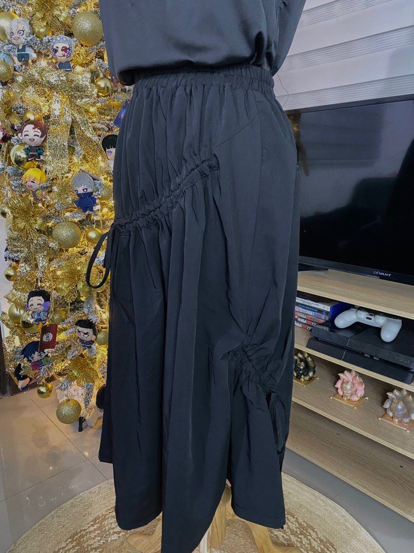 Black long skirt #21 (Category: Skirts) located in Binan City. Submitted by _bevalmazora (Listing ID 1339931267, Image 2). Description: Condition: 10/10 Color rate: 10/10 W:23-36” L: 29.5” .