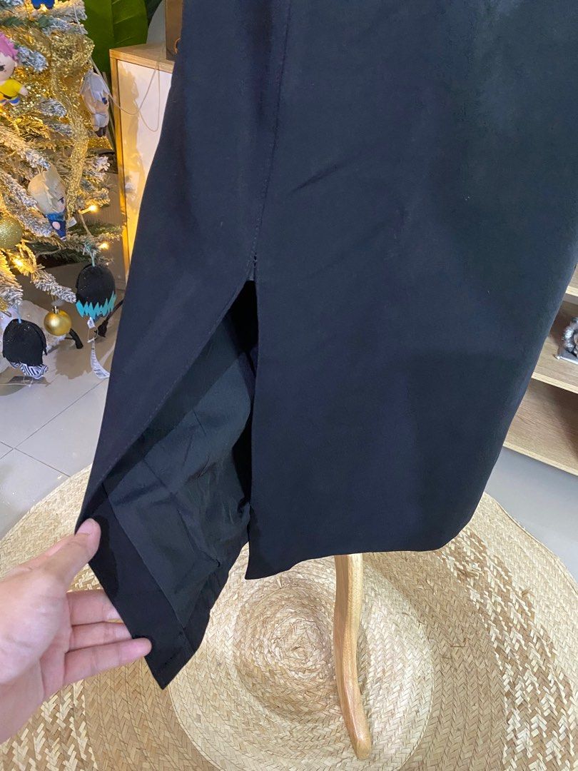 Black pencil skirt #19 (Category: Skirts) located in Binan City. Submitted by _bevalmazora (Listing ID 1339930683, Image 2). Description: Condition: 10/10 Color rate: 10/10 XL on tag W: 30-32” L: 29.5” Side slit: 13”.