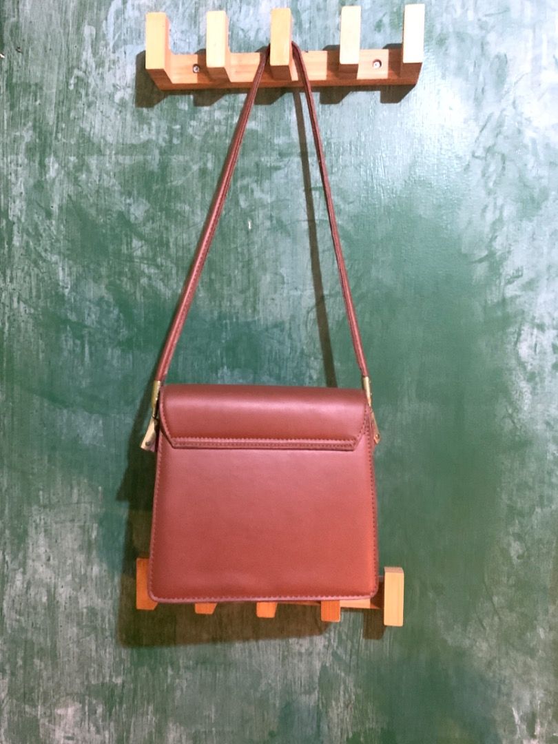 Brown Leather Shoulder Bag (Category: Shoulder Bags) located in Quezon City. Submitted by dannieephantom (Listing ID 1339986938, Image 3). Description: Brown leather shoulder bag (W)8 inch x (H) 6 inch RFS: decluttering Payment Method: Gcash/BPI.
