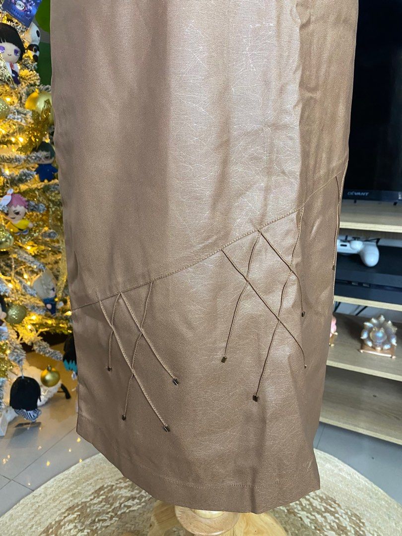 Brown pencil skirt #13 (Category: Skirts) located in Binan City. Submitted by _bevalmazora (Listing ID 1339929372, Image 2). Description: Condition: 10/10 W: 28-30” L: 24.5” .
