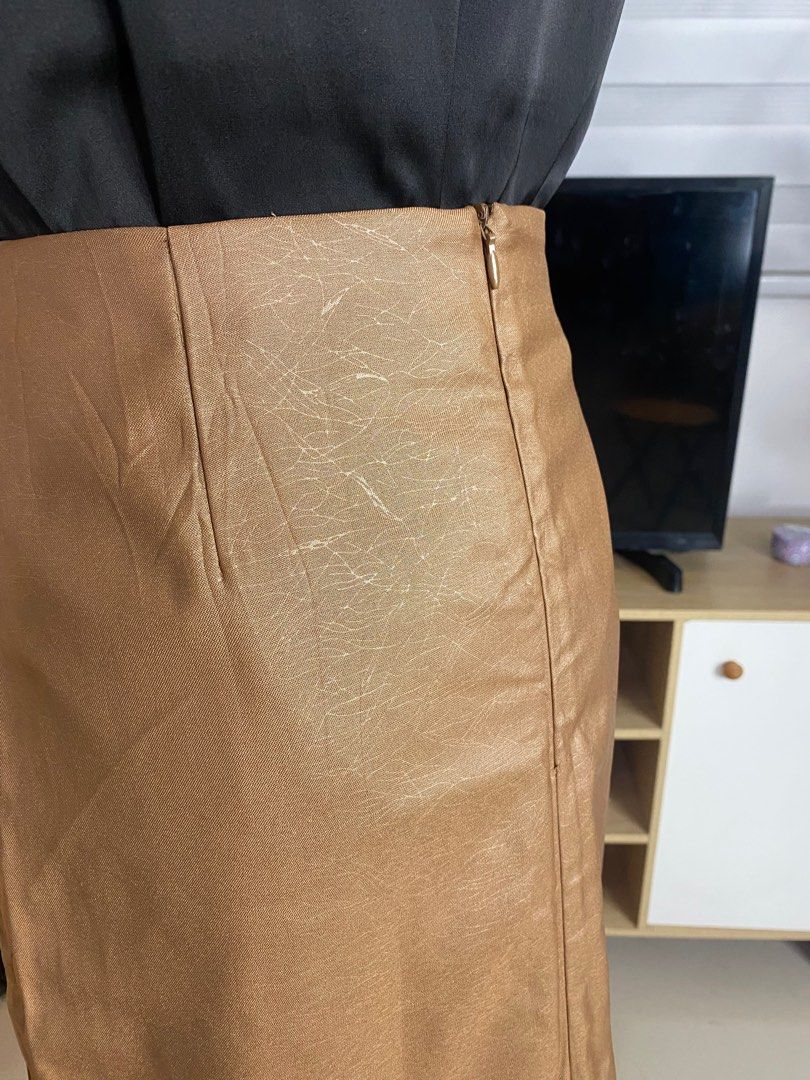 Brown pencil skirt #13 (Category: Skirts) located in Binan City. Submitted by _bevalmazora (Listing ID 1339929372, Image 3). Description: Condition: 10/10 W: 28-30” L: 24.5” .