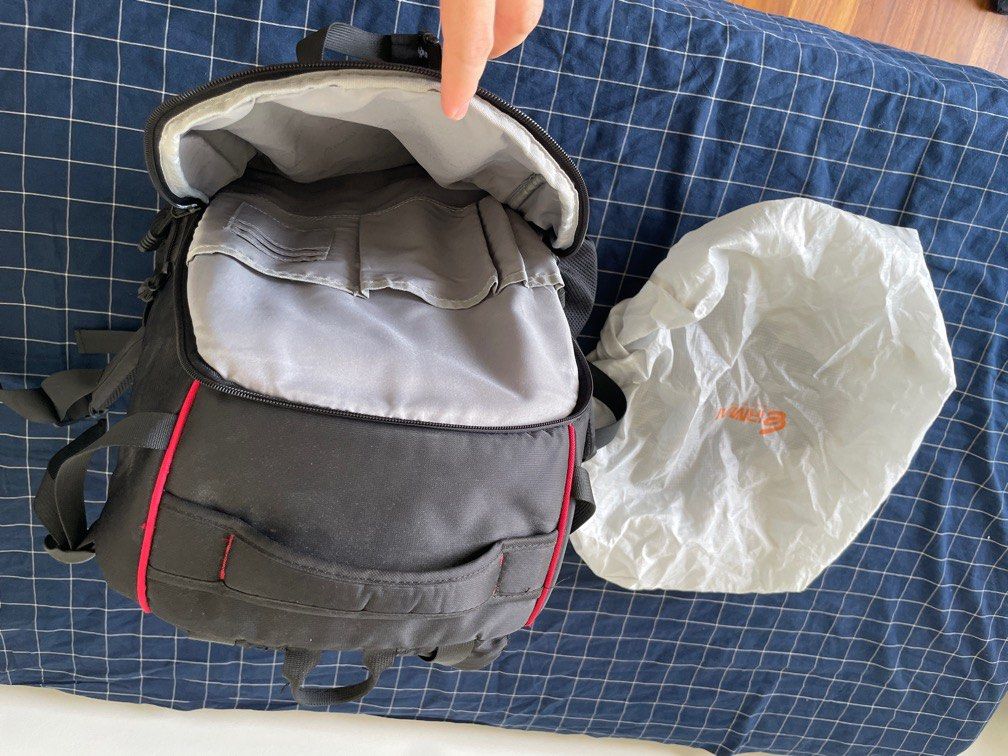 Camera backpack (Category: Camera Bags & Carriers) located in Singapore. Submitted by binglexan (Listing ID 1339973966, Image 2). Description: Camera backpack, with rain cover. Pick up on your own. No low ballers. Pick up on your own fleet .