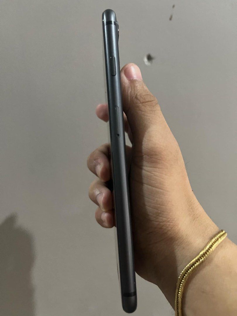 Iphone 8 plus 64GB FU (Category: iPhone 8 Series) located in Paranaque City. Submitted by louise240817 (Listing ID 1340008004, Image 2). Description: 73 % bh No issue All orig parts No icloud . .