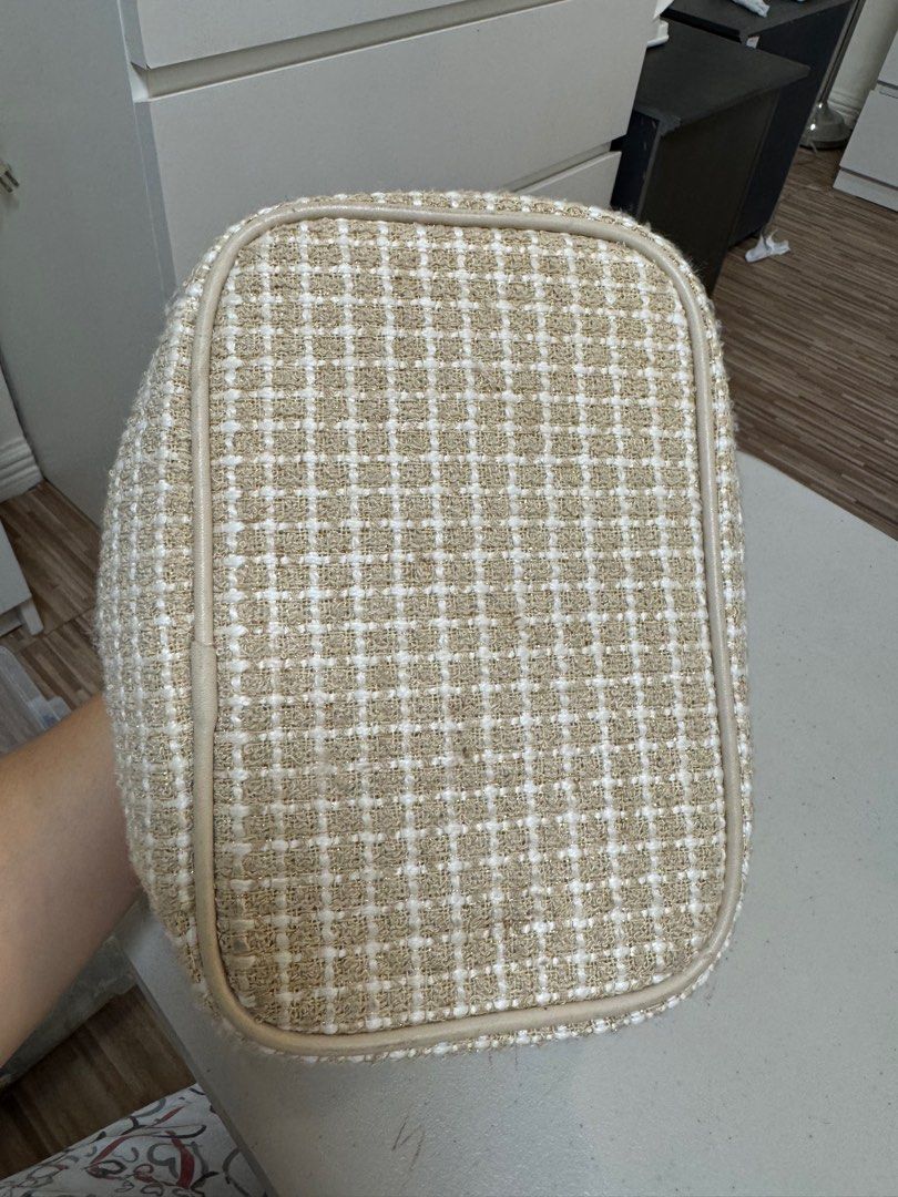 Korean style Vanity Case Make Up Case (Category: Makeup) located in Muntinlupa City. Submitted by goldinmygarage (Listing ID 1340010109, Image 3). Description: Korean style Vanity Case Make Up Case.