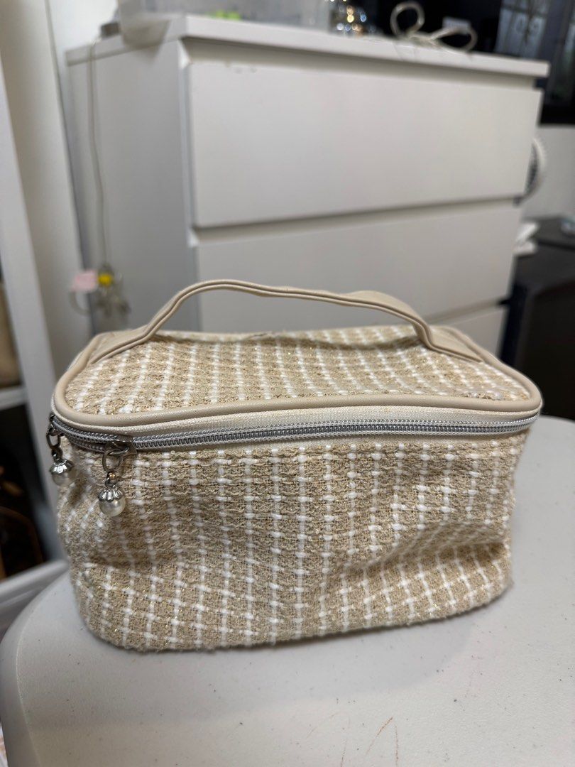 Korean style Vanity Case Make Up Case (Category: Makeup) located in Muntinlupa City. Submitted by goldinmygarage (Listing ID 1340010109, Image 1). Description: Korean style Vanity Case Make Up Case.