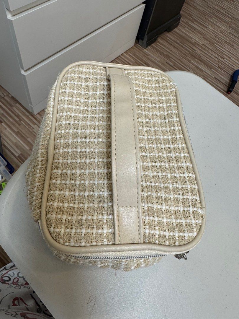 Korean style Vanity Case Make Up Case (Category: Makeup) located in Muntinlupa City. Submitted by goldinmygarage (Listing ID 1340010109, Image 2). Description: Korean style Vanity Case Make Up Case.