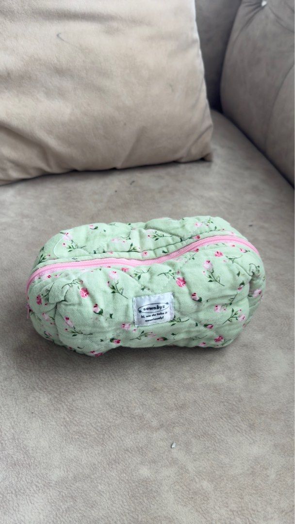 makeup pouch (Category: Purses & Pouches) located in Sitiawan. Submitted by sushibagel (Listing ID 1339998181, Image 2). Description: makeup/skincare pouch each rm 10 the green one have foundation stain inside the red one have minor stain zippers work fine ❌white sold.