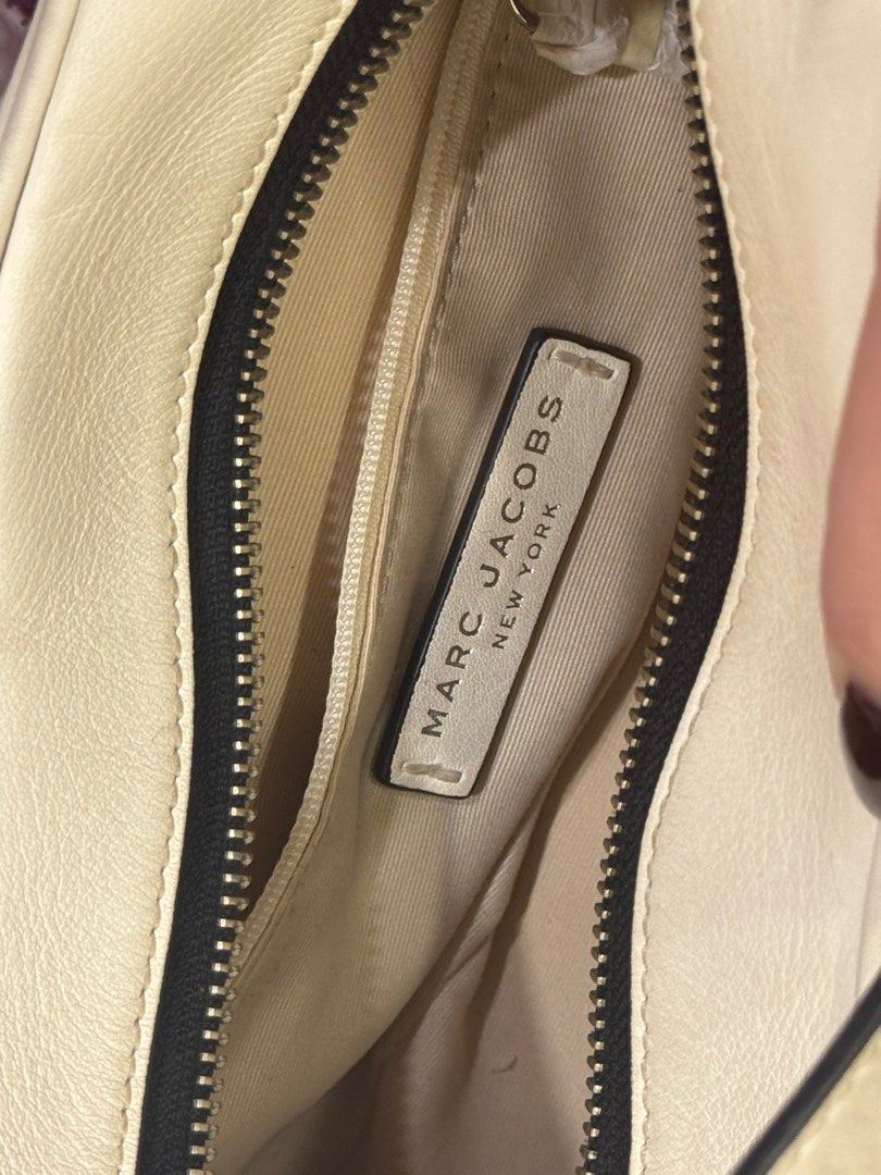Marc Jacobs white shoulder bag (Category: Luxury Bags & Wallets) located in Makati City. Submitted by airahern (Listing ID 1340090330, Image 3). Description: - bought in Paris - bought it for 10k - slightly negotiable - has signs of usage .