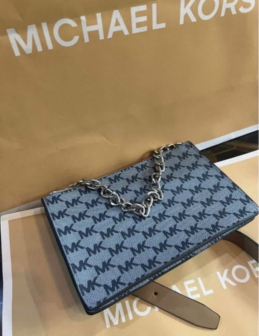 Michael Kors belt bag (Category: Luxury Bags & Wallets) located in San Antonio. Submitted by lalisachu (Listing ID 1340014612, Image 1). Description: With tag!! Barely used Pm for more info .