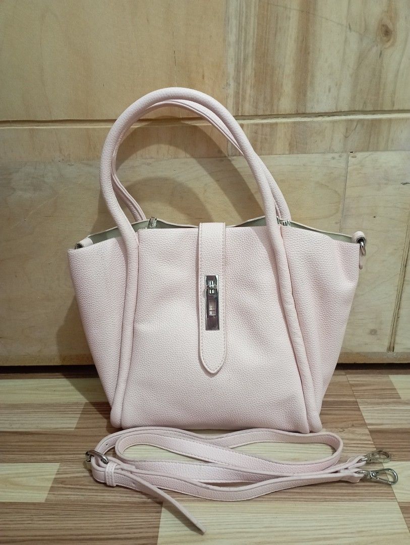 Pink Sling/Handbag (Category: Cross-body Bags) located in Apalit. Submitted by michdbi_ch (Listing ID 1340102627, Image 1). Description: .