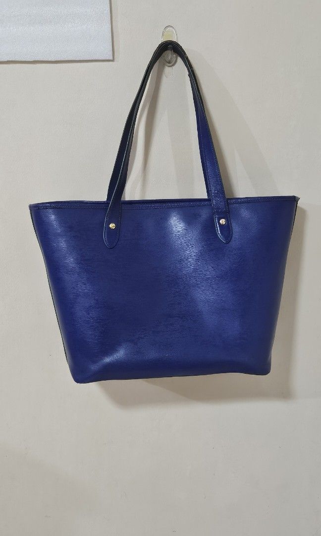 RALPH LAUREN Tote Bag (cobalt blue) (Category: Luxury Bags & Wallets) located in Pasig City. Submitted by declutteringcart (Listing ID 1340030241, Image 2). Description: RALPH LAUREN Tote Bag (cobalt blue) **LAST PRICE POSTED na po **first to pay gets the item / no reservation **kindly check all photos for the condition.