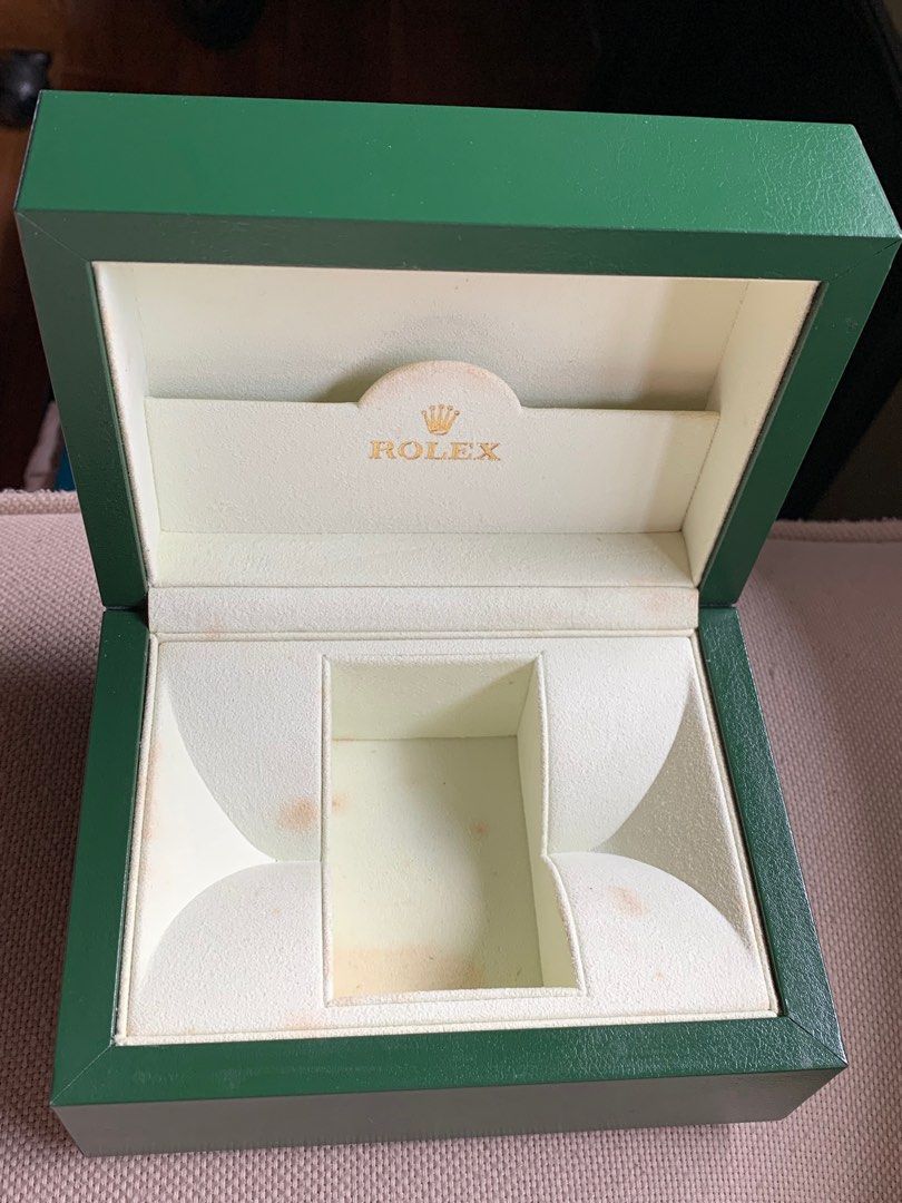 Rolex Box 39137.71 (Category: Luxury Watches) located in Manila. Submitted by lizz.yy (Listing ID 1339983339, Image 1). Description: ROLEX BOX 39137.71 missing cushion/yellowing shipping: LBC MOP: GCash / Bank transfer QC..