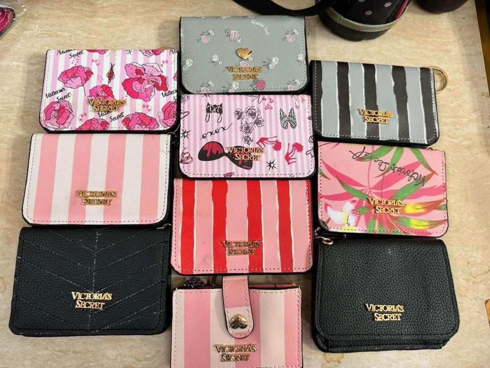 Victoria Secret Wallet (Category: Purses & Pouches) located in Malabon City. Submitted by brendalaine (Listing ID 1340010985, Image 1). Description: New Arrival ‼️ONHAND ‼️TAAS bentahan nito, Lowest price ! MALL PULLOUT 🌼🌸VICTORIA SECRET WALLET 🌼🌸 📌250 min of 10pcs 📌220 min of 50pcs 📌210 minnof 100pcs Bulk pm. Retail : 280 choosing • auto assorted po •With etiqueta , plastic and hangtag •Assorted only for bundle 🧷Shipment 2 to 3 days afte
