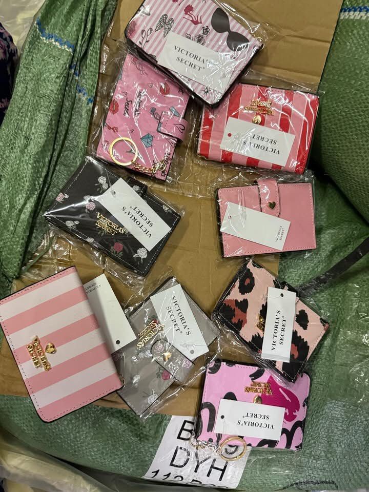 Victoria Secret Wallet (Category: Purses & Pouches) located in Malabon City. Submitted by brendalaine (Listing ID 1340010985, Image 2). Description: New Arrival ‼️ONHAND ‼️TAAS bentahan nito, Lowest price ! MALL PULLOUT 🌼🌸VICTORIA SECRET WALLET 🌼🌸 📌250 min of 10pcs 📌220 min of 50pcs 📌210 minnof 100pcs Bulk pm. Retail : 280 choosing • auto assorted po •With etiqueta , plastic and hangtag •Assorted only for bundle 🧷Shipment 2 to 3 days afte
