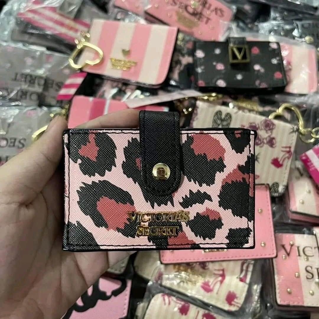 Victoria Secret Wallet (Category: Purses & Pouches) located in Malabon City. Submitted by brendalaine (Listing ID 1340010985, Image 3). Description: New Arrival ‼️ONHAND ‼️TAAS bentahan nito, Lowest price ! MALL PULLOUT 🌼🌸VICTORIA SECRET WALLET 🌼🌸 📌250 min of 10pcs 📌220 min of 50pcs 📌210 minnof 100pcs Bulk pm. Retail : 280 choosing • auto assorted po •With etiqueta , plastic and hangtag •Assorted only for bundle 🧷Shipment 2 to 3 days afte