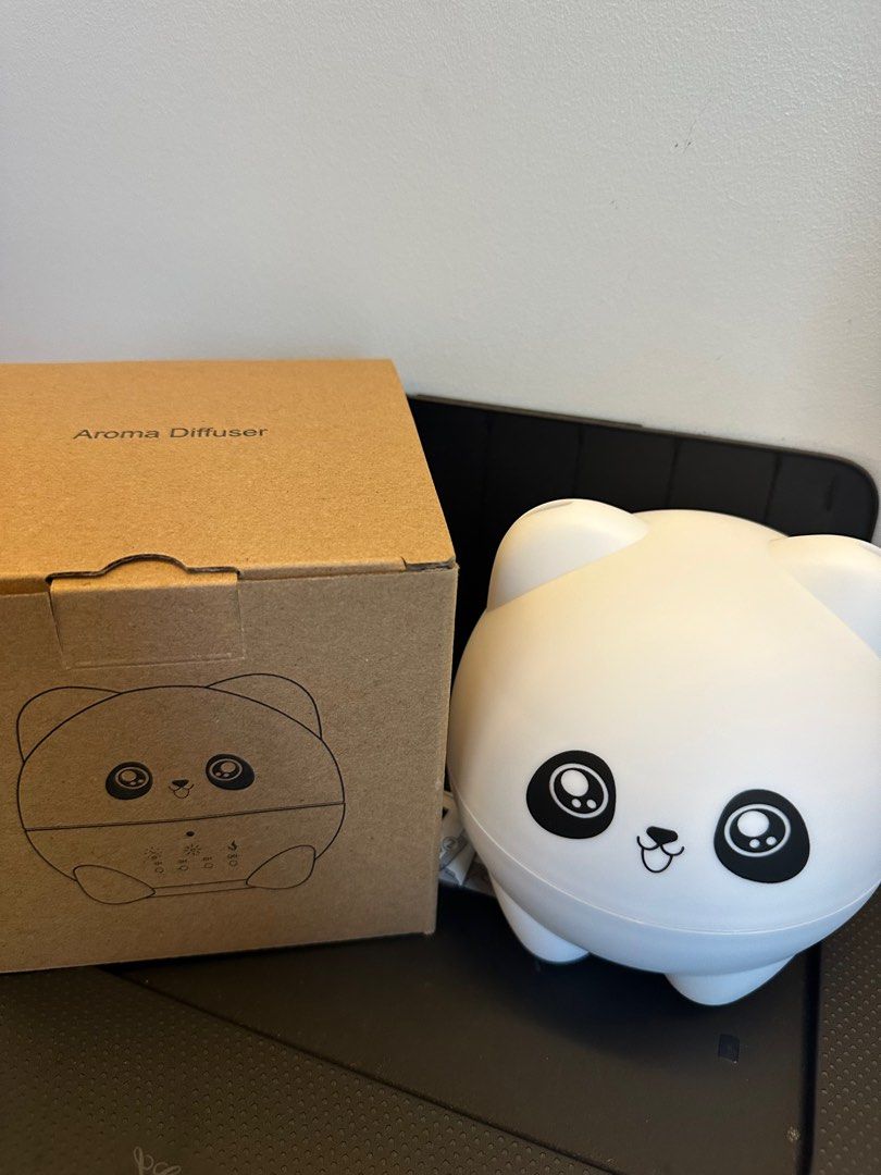 Aroma Diffuser (Category: Air Purifiers & Dehumidifiers) located in Singapore. Submitted by kittasen (Listing ID 1340118765, Image 1). Description: Brand new in box got as gift .