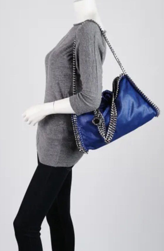 Authentic Stella Mccartney Falabella Fold Over Tote bag (Category: Luxury Bags & Wallets) located in Rosario. Submitted by myvinatgepieces (Listing ID 1340262335, Image 1). Description: Authentic STELLA MCCARTNEY Shaggy Deer Falabella Fold OverTote in Royal Blue Medium size Matte vegan Shaggy Deer fabric with semi-gloss grain Signature ruthenium recycled brass and aluminium diamond-cut chain Two top handles, and one shoulder strap One main compar