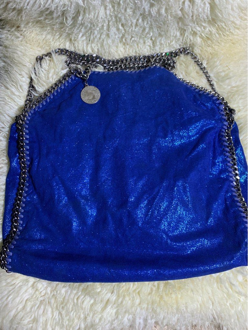 Authentic Stella Mccartney Falabella Fold Over Tote bag (Category: Luxury Bags & Wallets) located in Rosario. Submitted by myvinatgepieces (Listing ID 1340262335, Image 2). Description: Authentic STELLA MCCARTNEY Shaggy Deer Falabella Fold OverTote in Royal Blue Medium size Matte vegan Shaggy Deer fabric with semi-gloss grain Signature ruthenium recycled brass and aluminium diamond-cut chain Two top handles, and one shoulder strap One main compar